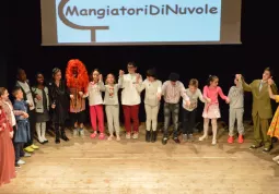 I saluti finali dello spettacolo di chiusura del corso dei bambini dello scorso anno